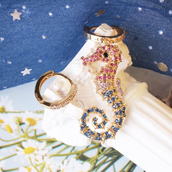 🔥LAST 1🔥NEW 18KGP SEAHORSE ASYMMETRICAL EARRING - Picture 3 of 5